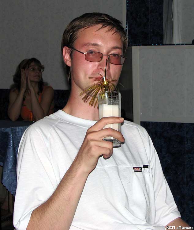 Евгений сегодня за рулём, поэтому пьёт молочный коктейль. Сказал, что вкусный