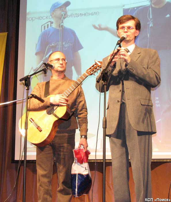 Евгений Сапфиров дарит очередные шапочку, футболочку и подушечку с фестиваля «Голубые озёра»