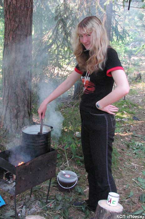 Ольга Чернышева впервые готовит обед на костре