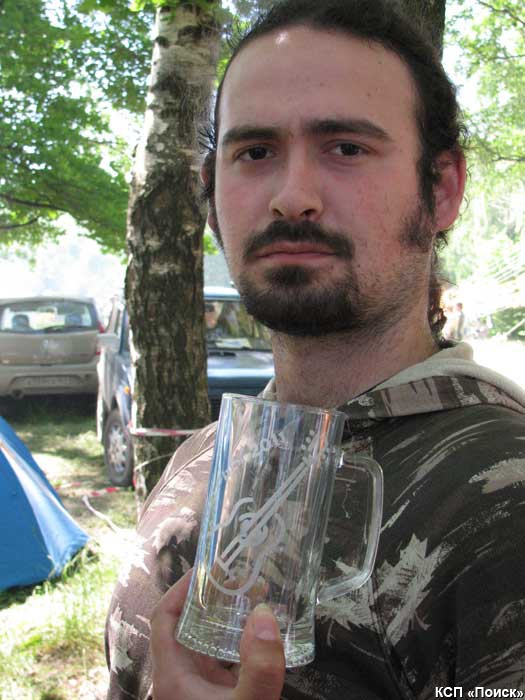 Виталий Виникеев с фестивальным бокалом