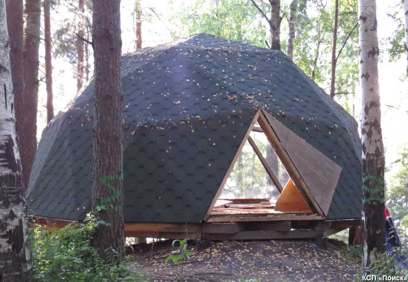 Недостроенный купол в лагере сёрферов